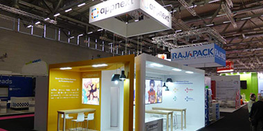 展会展台搭建的工艺和制作流程-地台：木质地台、发光地台，地面地毯